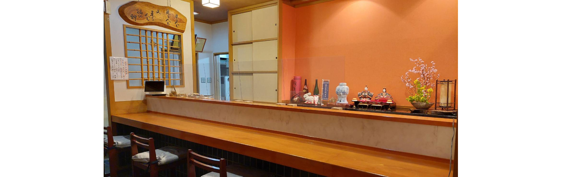 こすぎやの店内、カウンター席の写真